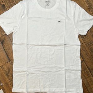 NWT white Hollister T Shirt. Size medium